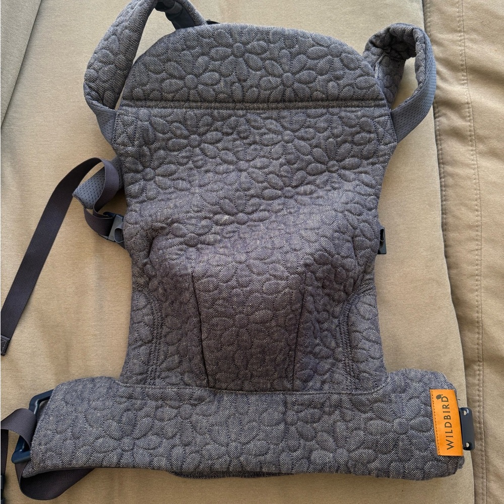 WildBird Aerial Carrier Baby  can-xl, never used. Amazing floral denim.